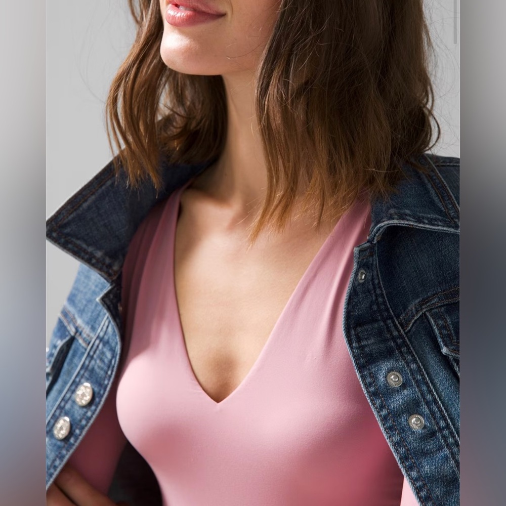 Pink V-neck body shirt with 3/4 sleeves